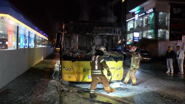 Park halindeki İETT otobüsü alev alev yandı