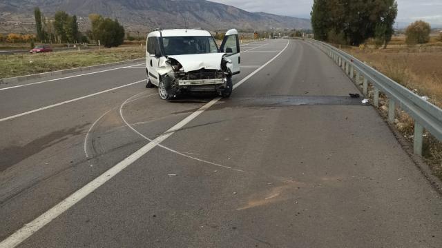 Sivasta bariyerlere çarpan araçtaki 2 kişi yaralandı