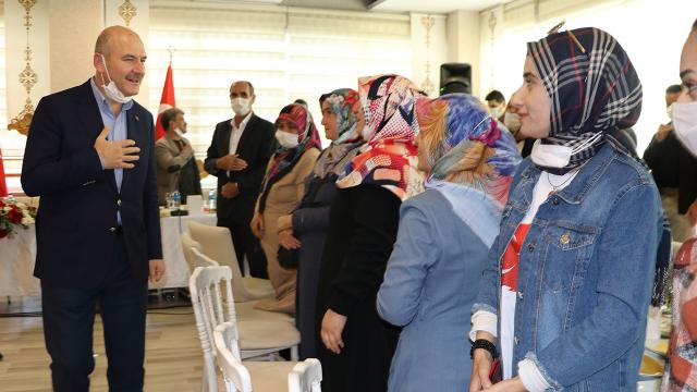 Bakan Soylu evlat nöbeti tutan anneler ile bir araya geldi