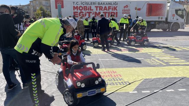 Elazığda `Mobil Trafik Eğitim Tırı` öğrencilere eğitim verdi