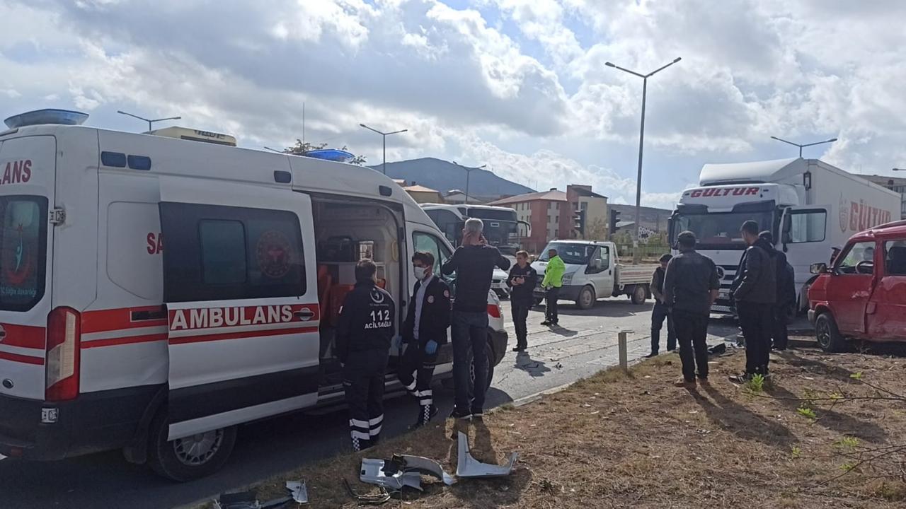 Tatvan'da tır ile kamyonetin çarpışması sonucu bir kişi yaralandı