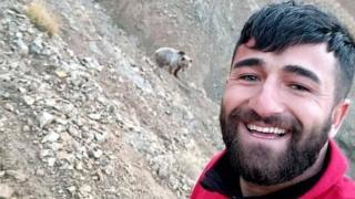 Ayının peşinden koşup özçekim yaptı