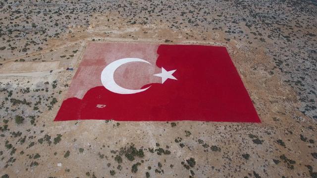 Mersinde 22 dönümlük araziye işlenen Türk bayrağı esnafın desteğiyle boyanıyor