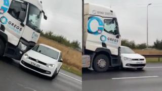 İngiltere'de tır otomobili metrelerce sürükledi