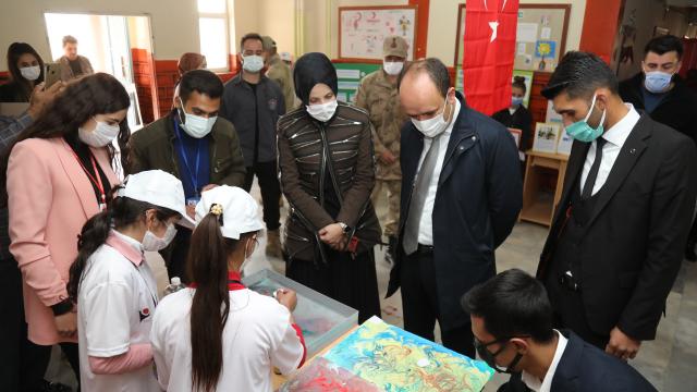 Başkaledeki okullarda `TÜBİTAK 4006 Bilim Fuarı` açıldı