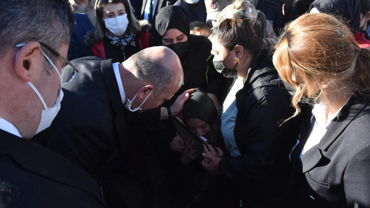 Bakan Soylu, tabuta sarılı Türk bayrağını öperek şehidin eşine verdi