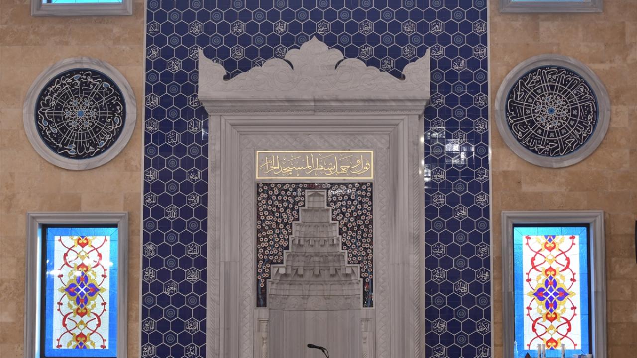 Caminin halısı Türkiye`den getirildi