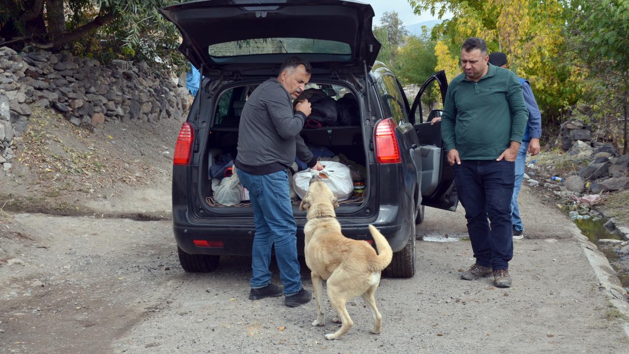 Hayvan sever Türkü Doğa ise zaman zaman köye gelerek köpekleri beslediklerini ifade ederek,