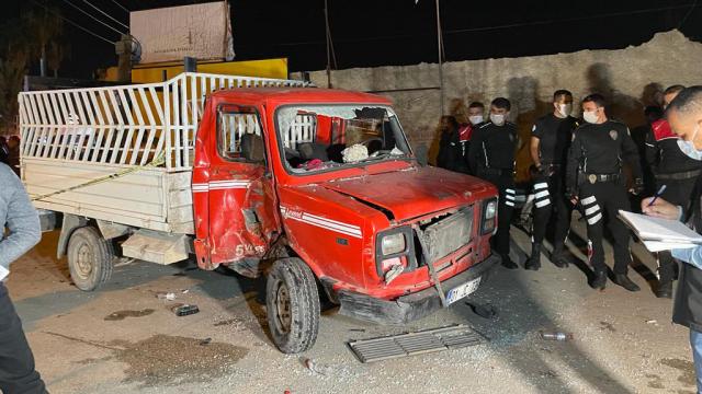 Adanada kamyonet ile motosiklet çarpıştı: 1 ölü, 1 yaralı