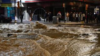 Sivas'ta içme suyu ana hattı patladı: Cadde sular altında kaldı