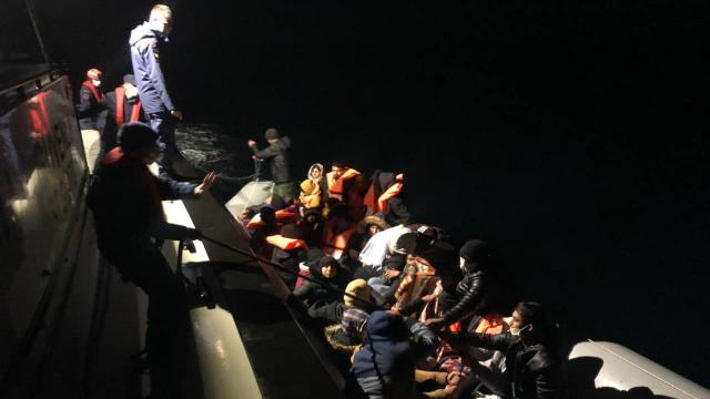 Denizde mahsur kalan 38 düzensiz göçmen kurtarıldı