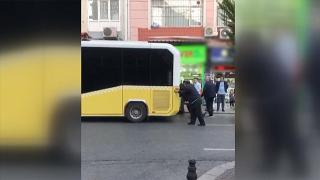 İstanbul'da İETT otobüsü arıza yaptı, yolda kalan aracı vatandaşlar itti