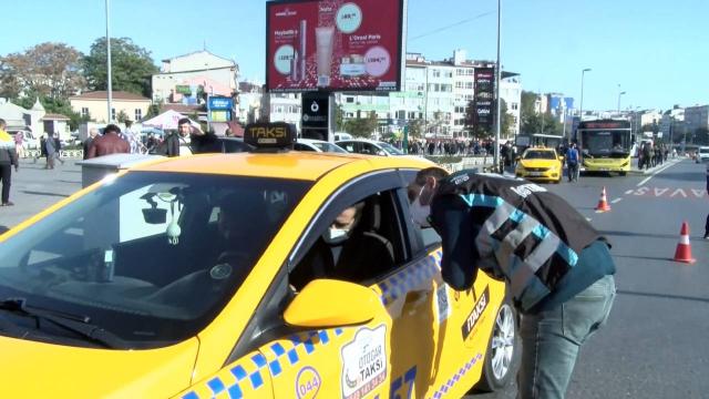 İstanbulda yolcu seçen taksici: Trafiğe girersek para kazanamıyoruz
