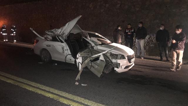 Antalyada otomobil kamyona çarptı: 1 ölü, 2 yaralı