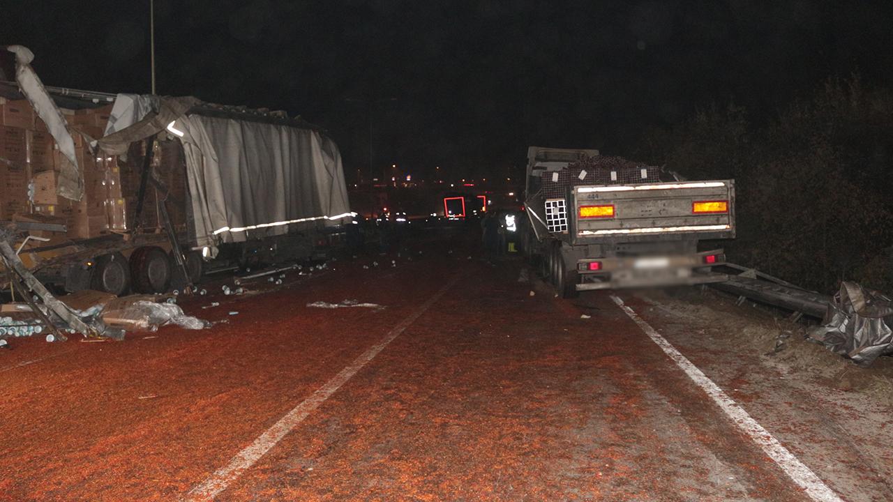 Yola dökülen salçalar kazaya neden oldu: 1 ölü, 10 yaralı