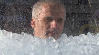 Litvanya'da rekor denemesi: 3 saat buz dolu tankın içinde durdu