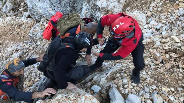 Kayalıklara düşen Rus yamaç paraşütü pilotu yaralandı