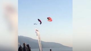 Havada çarpışan 3 yamaç paraşütçüsü denize düştü