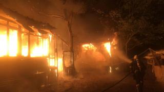 Çiftlikteki baraka alev alev yandı, küllerin arasında para aradılar