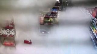 Emniyet kilidi açılan yangın tüpü ortalığı savaş alanına çevirdi