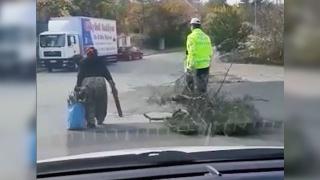 Duyarlı polisten yaşlı kadına yardım eli