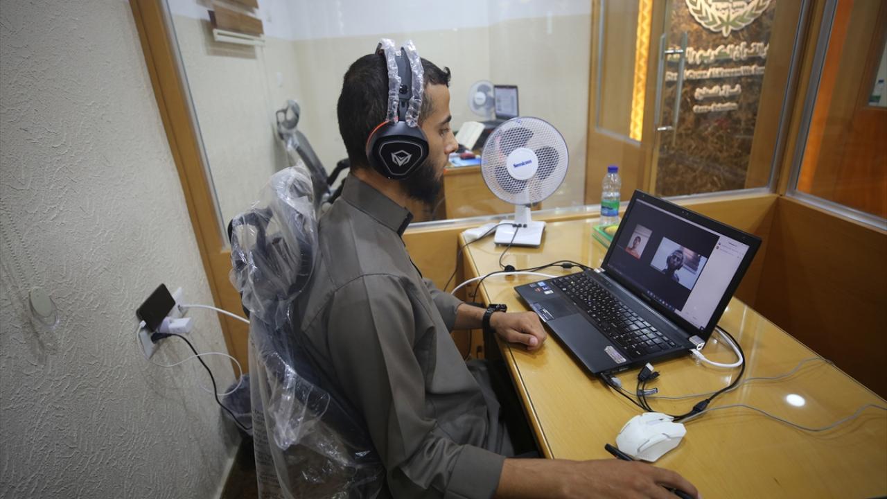 Çeşitli dillerde eğitim veriliyor