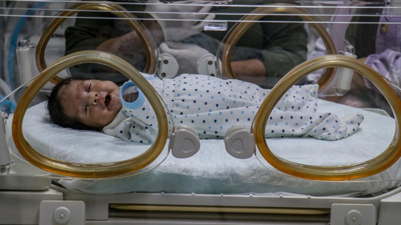 "2 kilo 200 grama ulaşan bebeği taburcu ettik"