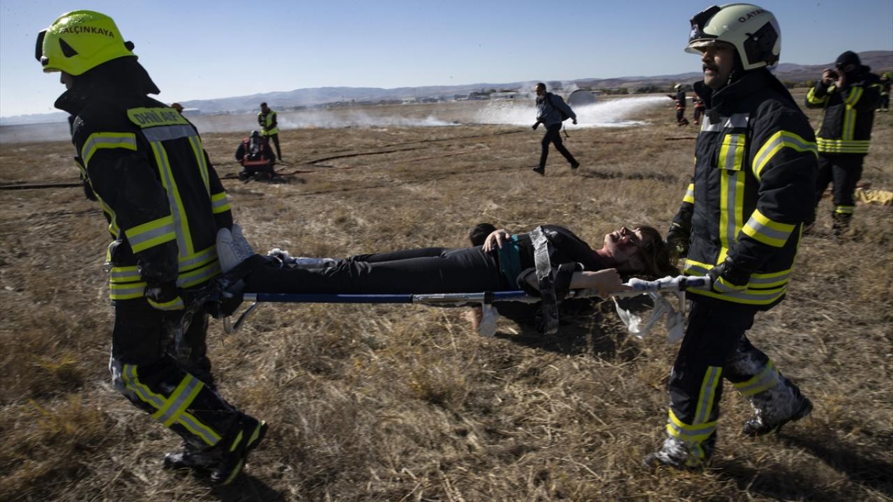 Tatbikatta kullanılan uçak maketi ARFF personelinin el emeği