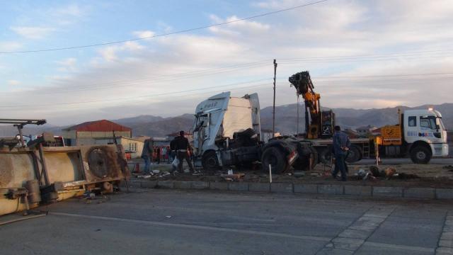 Bitliste tır ile kamyonet çarpıştı: 1 ölü, 5 yaralı