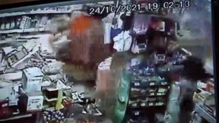 Amasya'da otomobil büfeye daldı