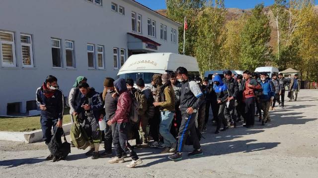 Durdurulan minibüsten 48 düzensiz göçmen çıktı