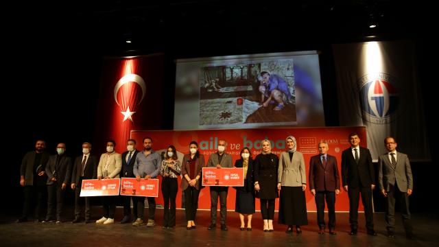 Gaziantepte `Aile ve Baba` konulu fotoğraf yarışması sergisi açıldı