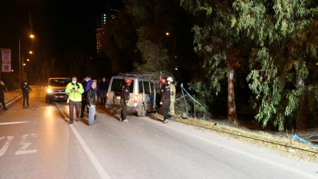 İzmirde ticari araç sürücüsü ağaca çarparak yaşamını yitirdi