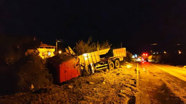 Freni boşalan kamyonunu yan yatırdı, faciayı önledi