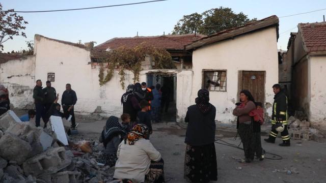 Kayseride müstakil evde yangın: 2 kişi dumandan etkilendi