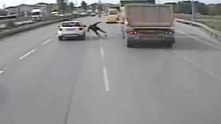 Kazada savrulan kişi kamyonun altında kalmaktan son anda kurtuldu