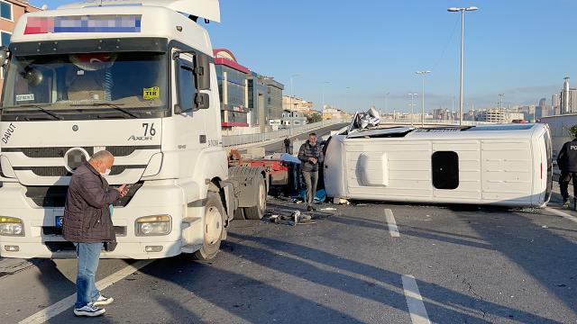 Tıra çarpan servis aracı devrildi: 8 yaralı