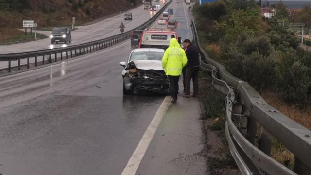 Kocaelideki trafik kazalarında 2 sürücü yaralandı