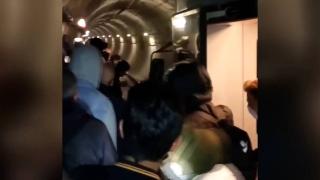 İstanbul'da metro arızalandı, yolcular tünelde yürüdü
