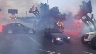 Kepçeyle yolu kapatıp drift yaptılar