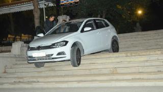 Navigasyona uyan sürücü merdivenlerde asılı kaldı