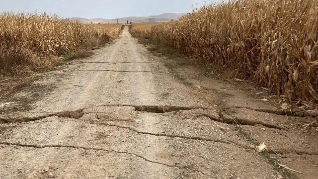 Karamanda yer altı su seviyesi azaldı, yolda yarıklar oluştu