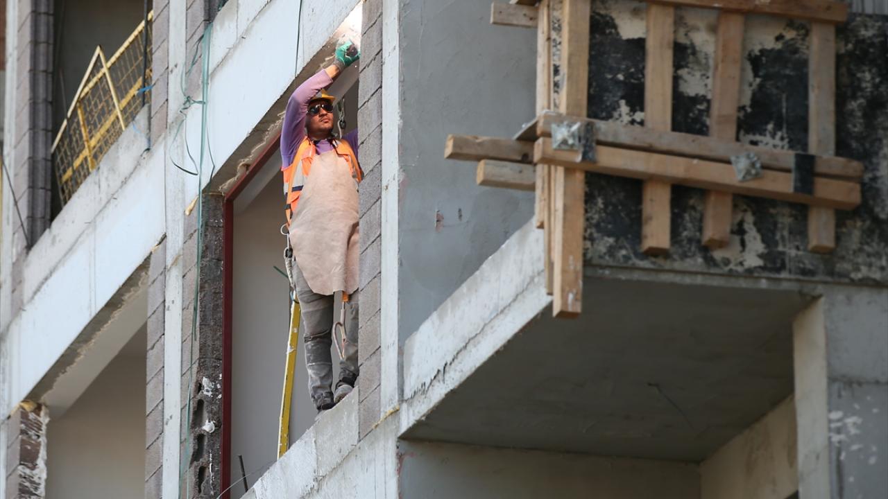 Ağır hasarlı 500 binanın yıkımı yapıldı