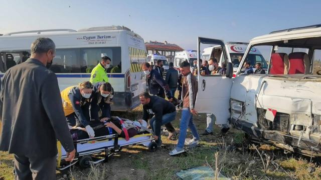 Bursada iki minibüs çarpıştı: 13 yaralı