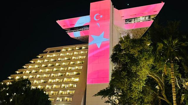 Dohanın simge yapısına Türk bayrağı yansıtıldı
