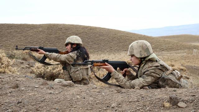 Muşta kadın güvenlik korucuları teröristlere geçit vermiyor