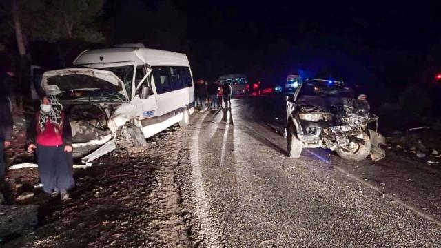 Minibüs ile kamyonet çarpıştı, 15 kişi yaralandı