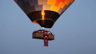 Balonlar Türk bayrakları ve Atatürk posteri ile uçtu