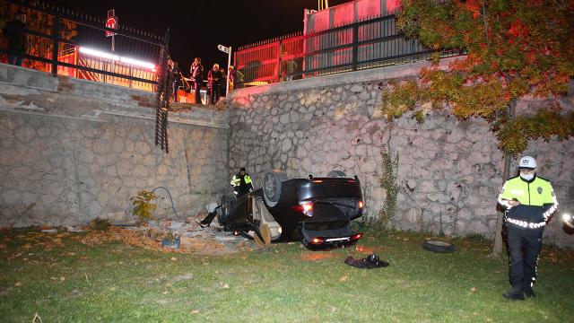 Otomobil 3 metreden okul bahçesine düştü: 2 yaralı