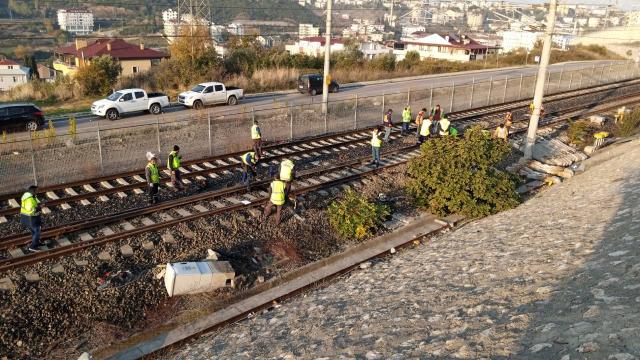 Kocaelide boş yolcu treninin raydan çıkan 2 vagonu kaldırıldı
